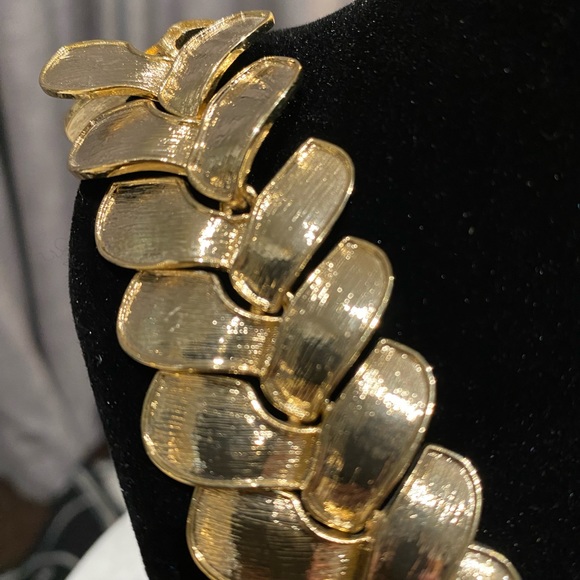 NWOT Banana Republic gold leaf statement necklace - Picture 3 of 4